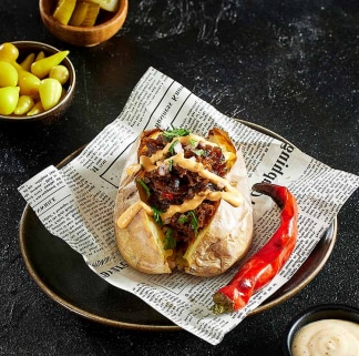 אסאדו מפורק מוגש על תפוח אדמה מדורה